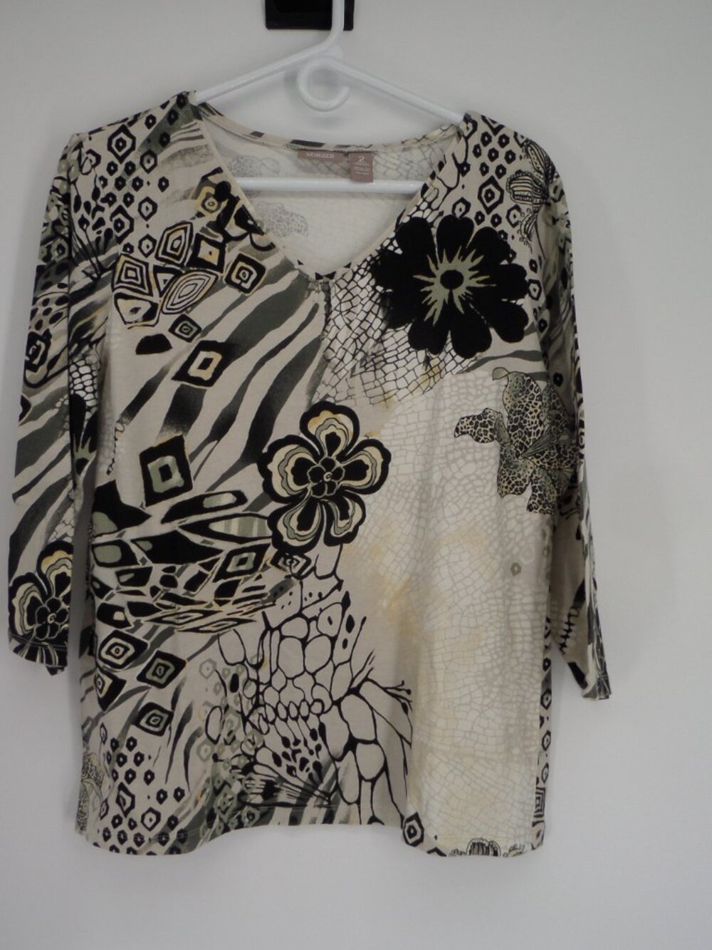 Chico's  Women's V Neck  3/4 Sleeve Multi Color Print  Top  Size 2 US L
